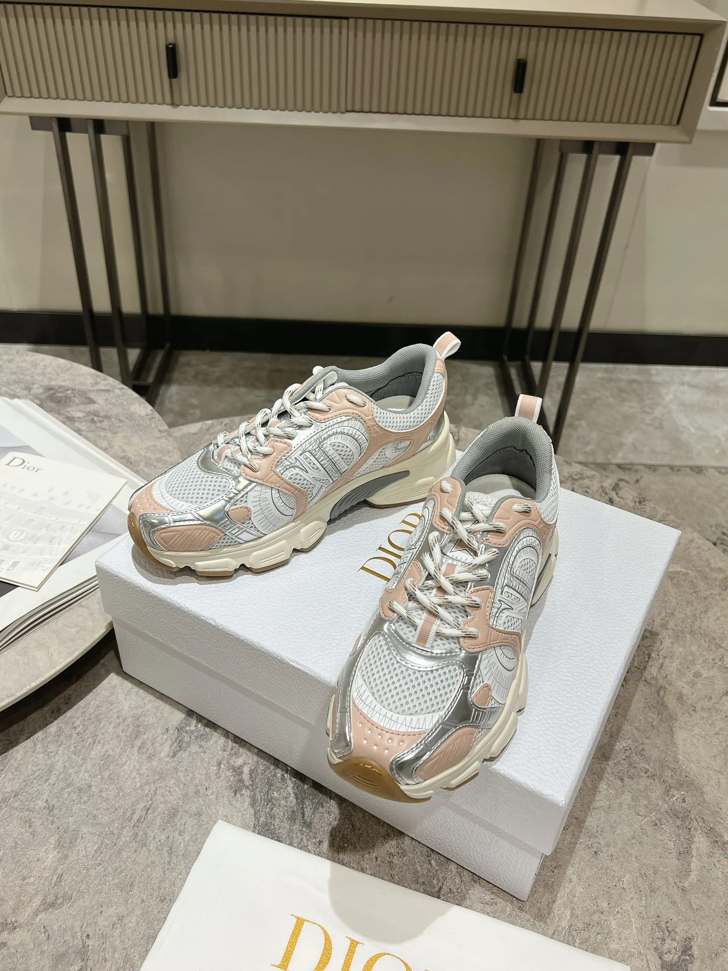 👟👟Ex-factory price 600👟👟 The latest hot model, the star model 2024 main hot product, the newly released Dior Chrono new casual sports shoes, running shoes, dad shoes are really cool, full of futuristic feeling! Really cool! Once again interpreting Dior's concept of cool fashion, the lucky star will bless you with good luck. The new EVA sole is super light and super soft! A perfect replica of the original! Fully matched material and mold! ! Women’s size: 35-39 (40.41 customized)
